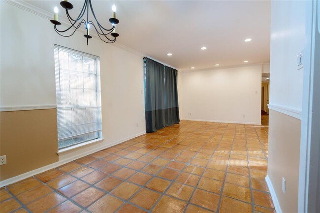 Building Photo - 2824 Briarhurst Dr