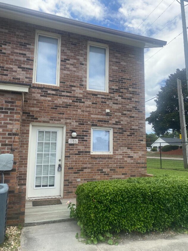 Foto principal - 409 Garden Dr