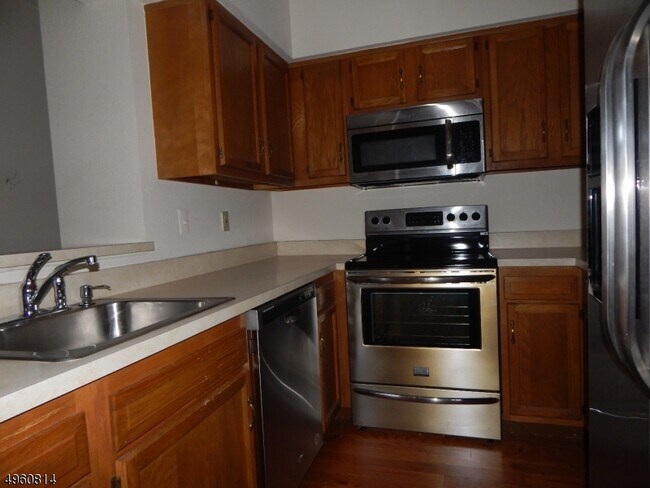 Foto del edificio - 77 Wescott Rd