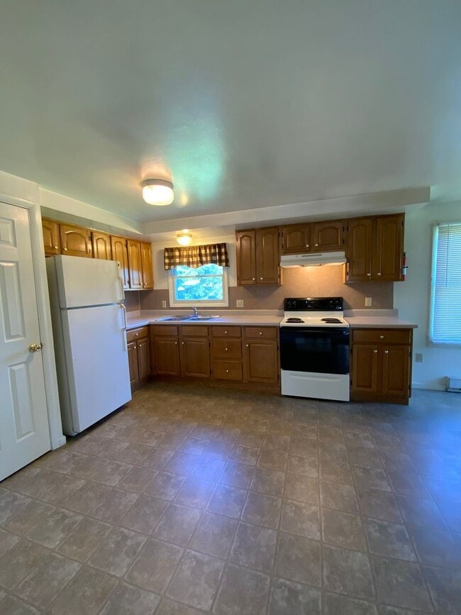 Building Photo - 3 br, 1 bath House - 390 PINE GROVE ROAD