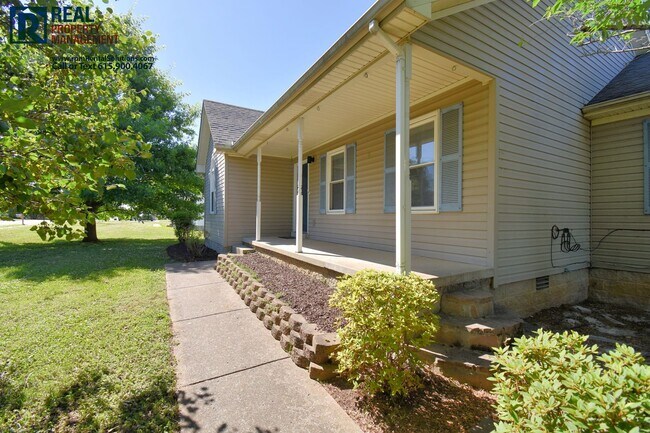 Building Photo - Adorable 3BR/2BA, attached 2 car garage in N. Murfreesboro on a corner lot!