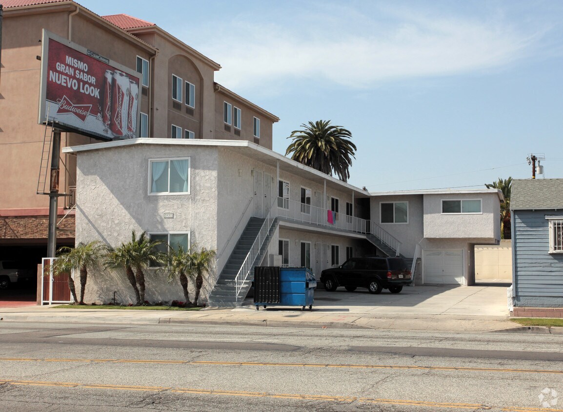 Foto principal - 3937 W Imperial Hwy