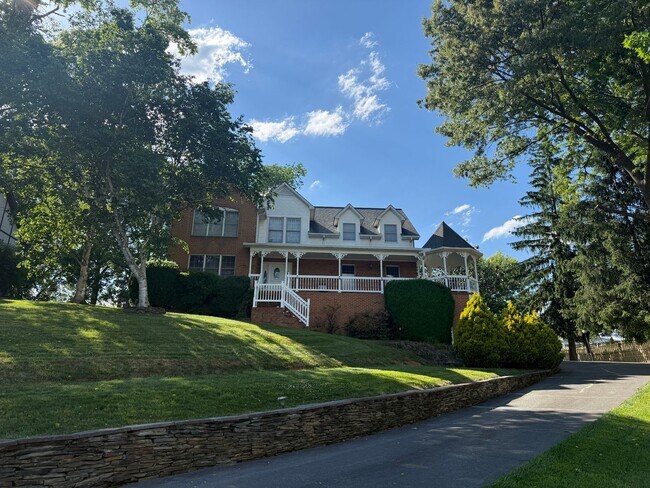 Building Photo - 2 Story Brick Home in Johnson City