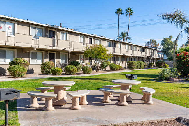 Apartamentos - Camelback Courtyard