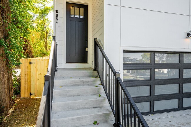Foto del edificio - Stunning 4-Bedroom Nashville Home with Granite Countertops, Hardwood Floors, and Fireplace!