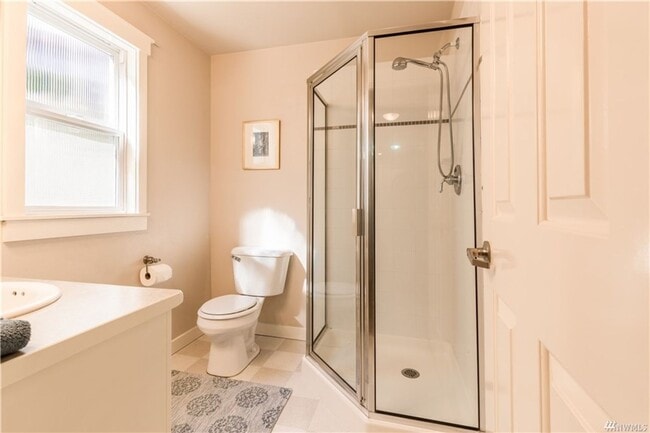 Building Photo - 3 bd 3 bath townhouse close to SPU