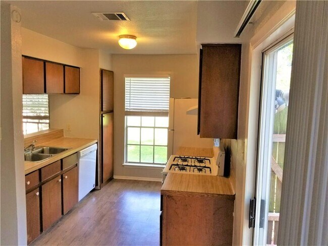 Building Photo - 6700 Deatonhill Dr