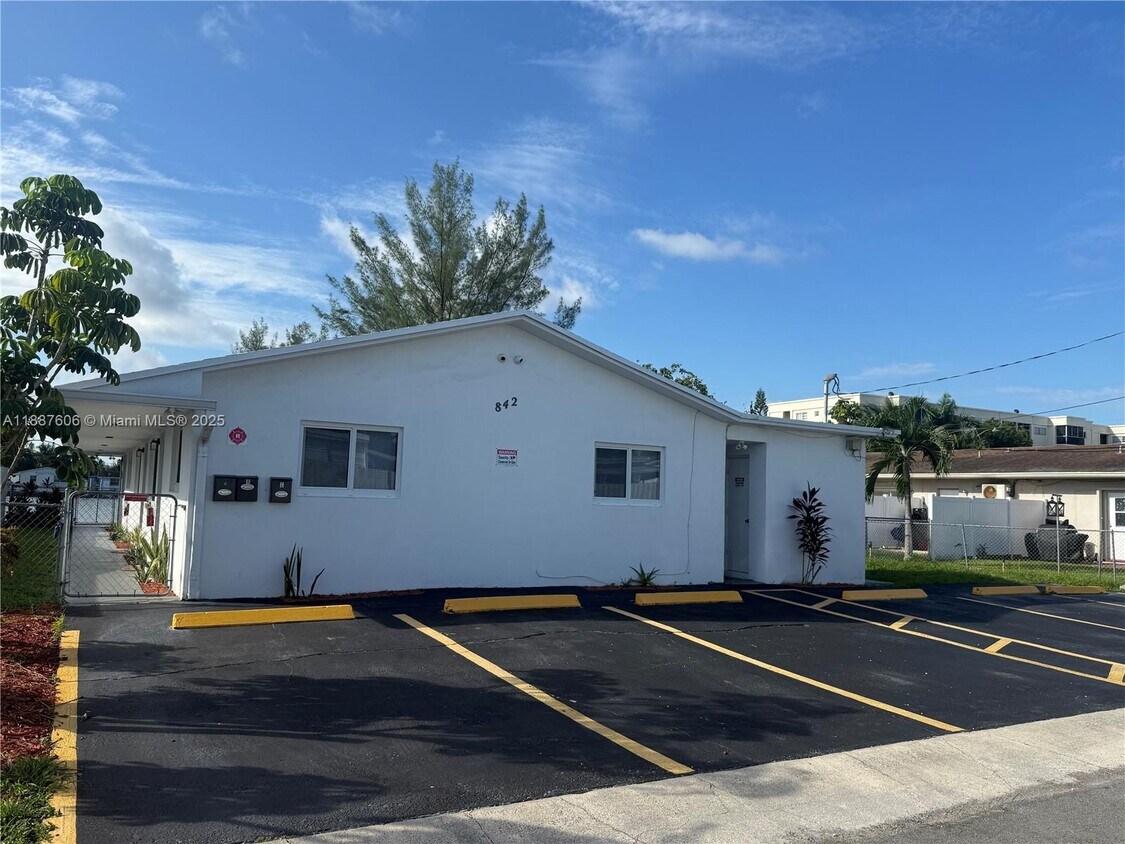 Foto principal - 842 SW 2nd St