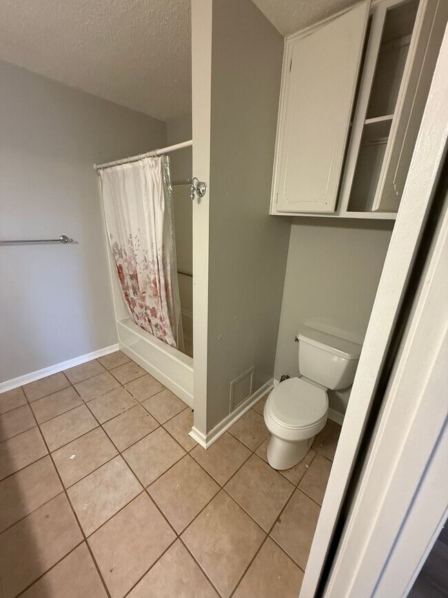 Building Photo - 510 Rosedale Dr