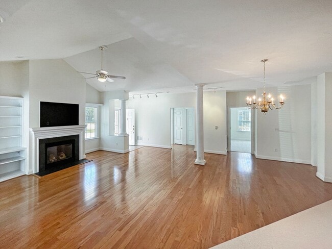 Foto del edificio - Spacious 3 bedroom/ 2 full bath home in Mi...