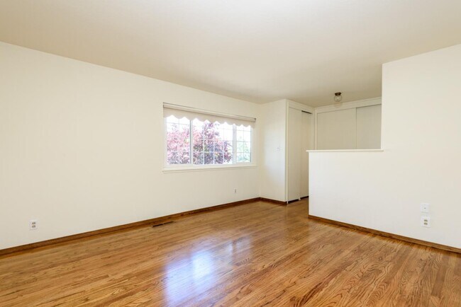 Building Photo - 3045 Trousdale Dr