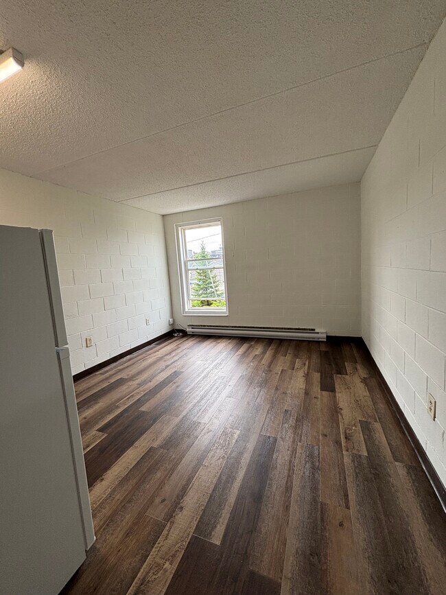 Photo du bâtiment - NEWLY RENOVATED - BACHELOR UNITS