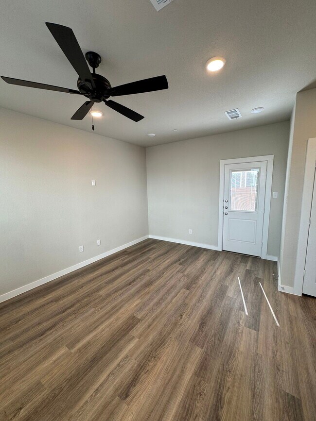 Foto del edificio - 200 White Water Dr