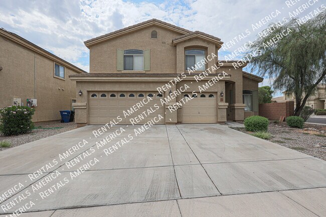 Foto del edificio - 5 bedrooms/ 3 bathrooms!