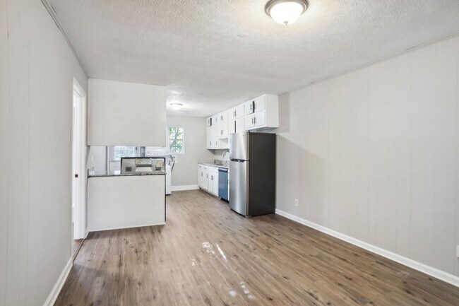 Building Photo - 5713-5715 Alabama St SW