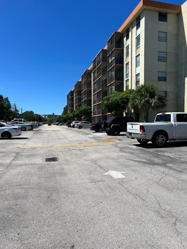 Foto principal - 16950 W Dixie Hwy