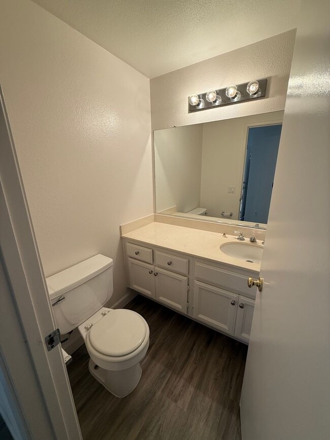 Building Photo - Terrific 2br/2Ba Townhome in La Cresta -  ...