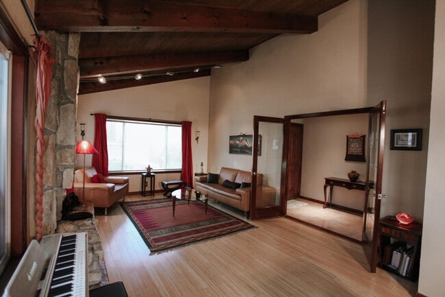 Foto del edificio - 1632 Siskiyou Dr