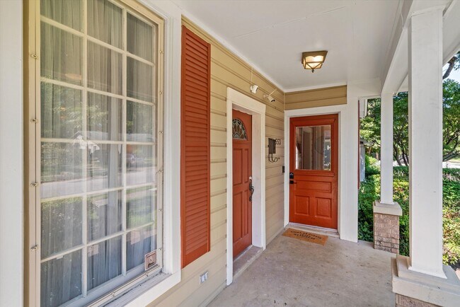 Foto del edificio - Recently updated and fully furnished Midto...