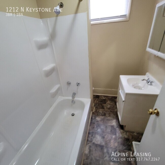 Building Photo - Near Eastside 3BR House!