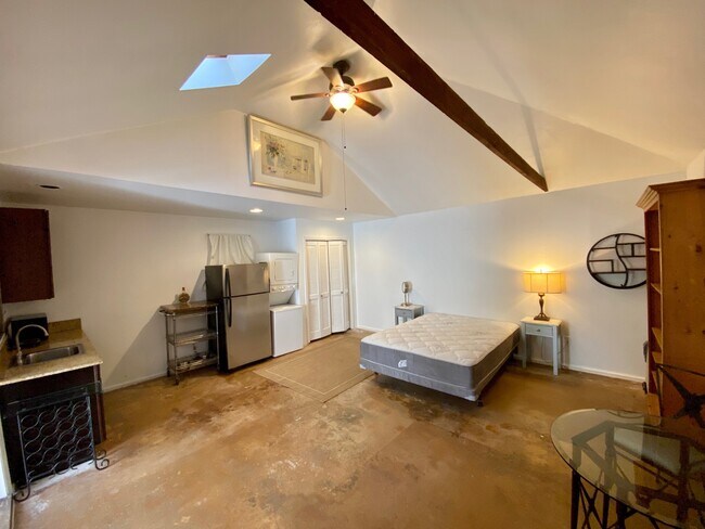Foto del edificio - 8106 Rayford Dr