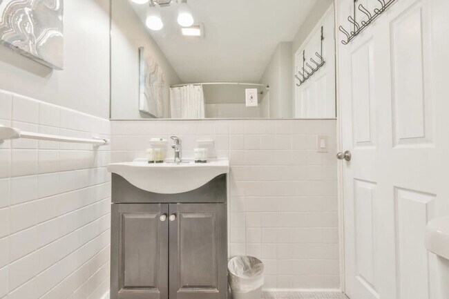 Building Photo - 300 W Peachtree St NW