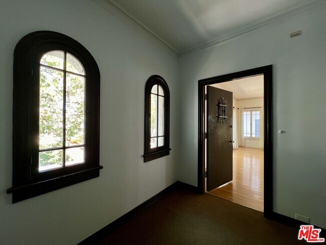 Foto del edificio - 145 N Sycamore Ave