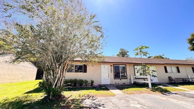 Foto del edificio - NEWLY RENOVATED 3 Bedroom/2 Bath Unit! Was...