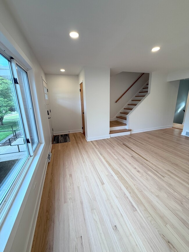 Living Room - 470 E Vallette St