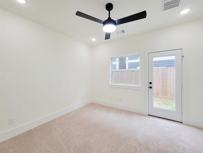 Foto del edificio - 4971 Brinkman St