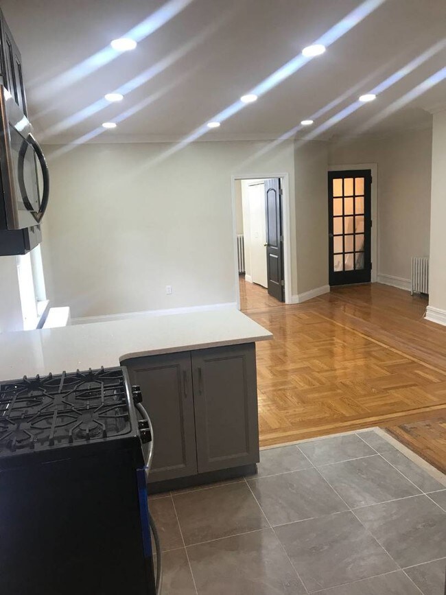 Foto del edificio - 849 E 227th St