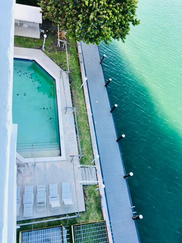 Foto del edificio - 9250 W Bay Harbor Dr