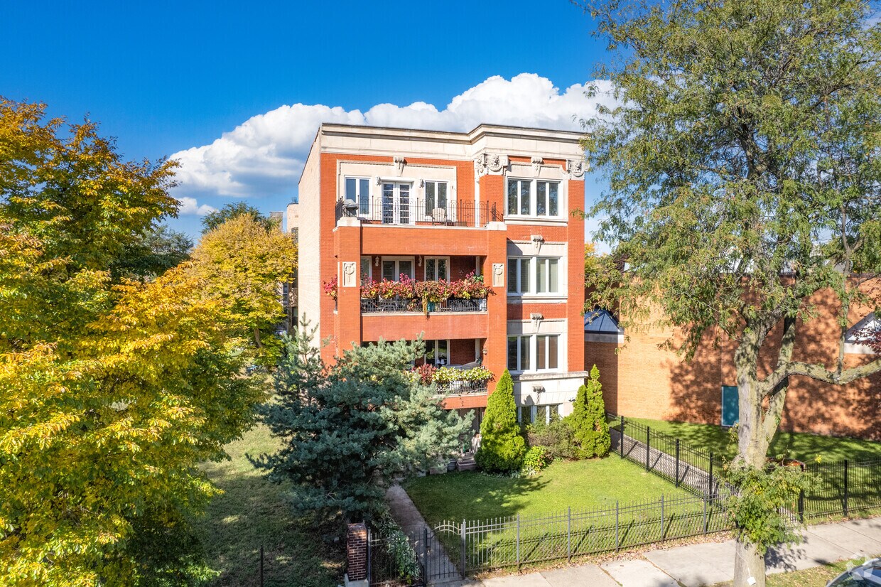 Primary Photo - 4610 S Drexel Blvd E