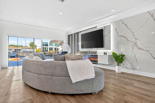 Building Photo - 2365 NE 195th St