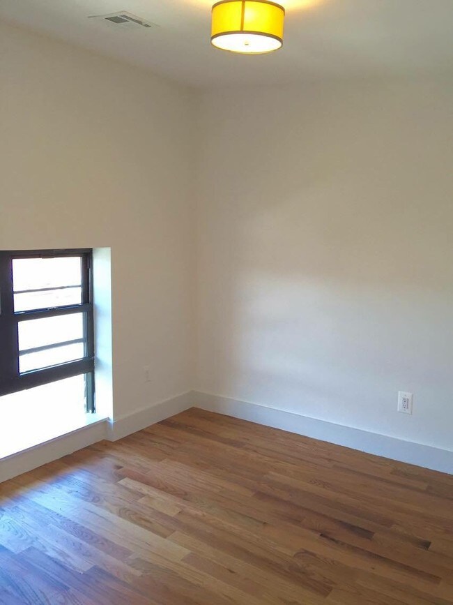 Building Photo - 307 Devoe St