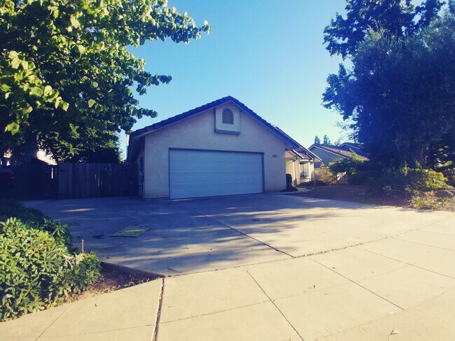 Building Photo - Spacious 3/2 in  Clovis
