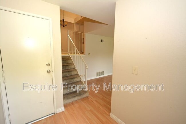 Foto del edificio - 564 Rosewood Ave