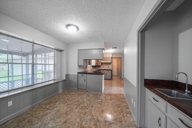 Building Photo - 3102 Hollow Cir