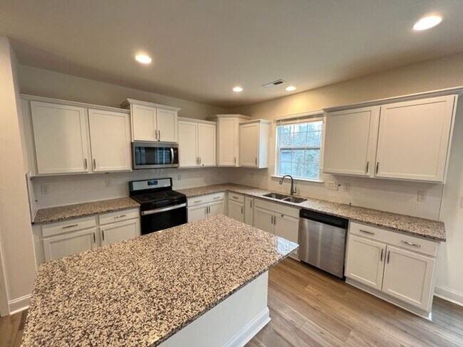 Building Photo - LIKE NEW 4 Bedroom Home w/ Ground Floor Be...