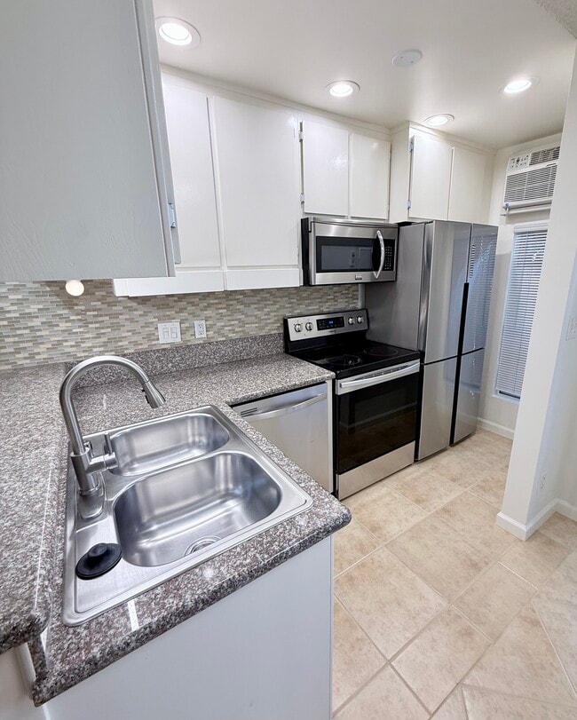 Kitchen 17 - 659 S Cloverdale Ave