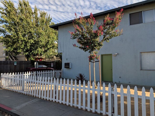 Building Photo - 1225 Dana Dr