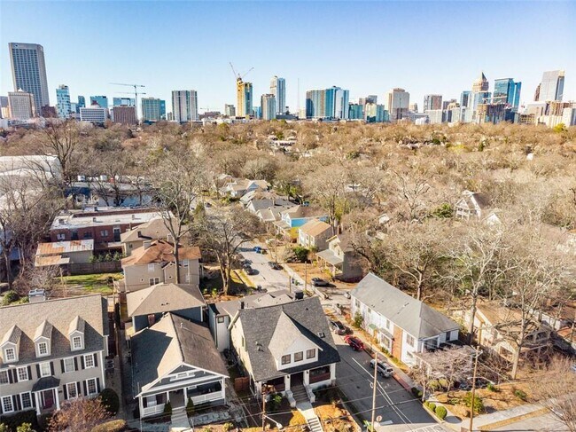 Foto del edificio - 724 Charles Allen Dr NE