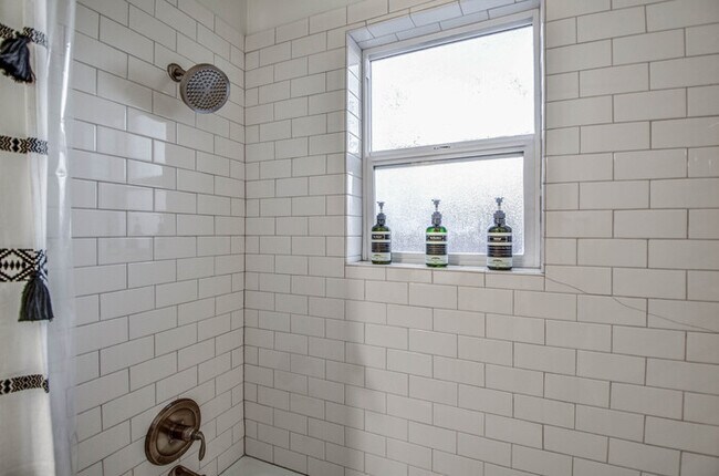 Foto del edificio - 2 Bd 2 Ba + Guest House with Fully Furnish...