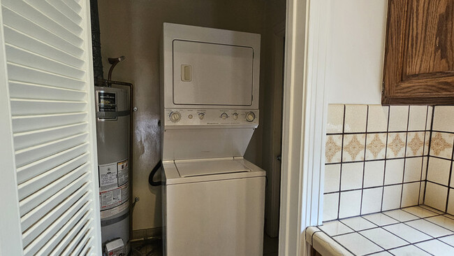 Foto del edificio - 6651 Lindenhurst Ave
