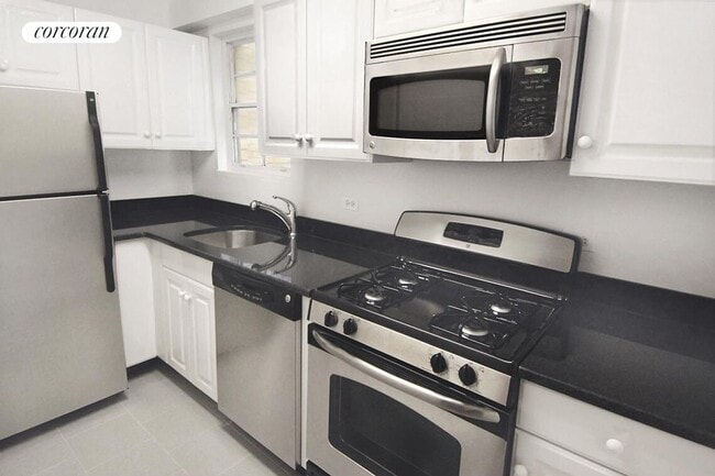 Building Photo - 230 E 79th St