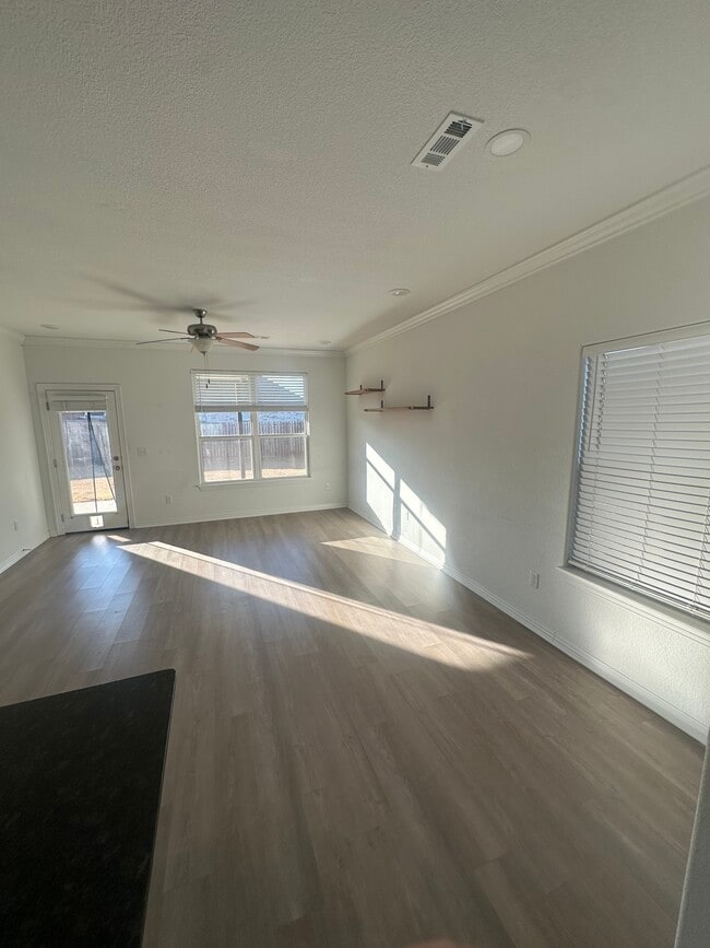 Foto del edificio - 1021 Lakeview Dr