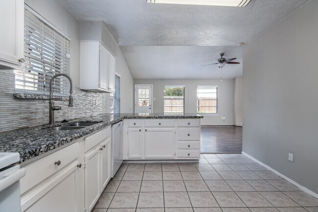 Foto del edificio - 16210 Cypress Point Dr