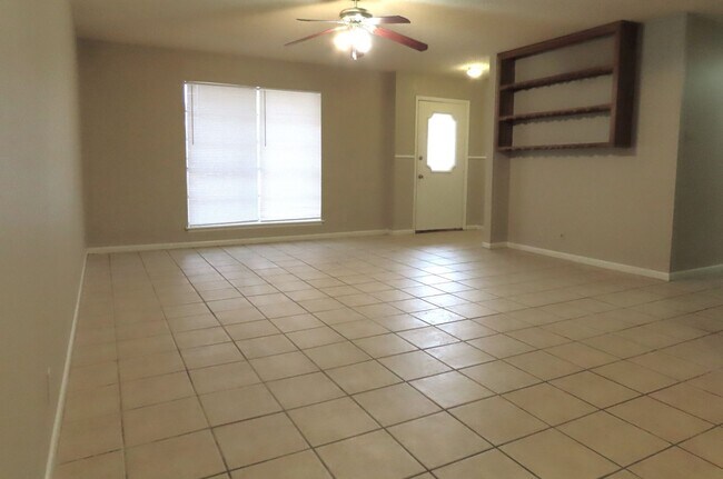 Foto del edificio - South Tyler! 3 Bedroom, 2 Bath Duplex w/Garage