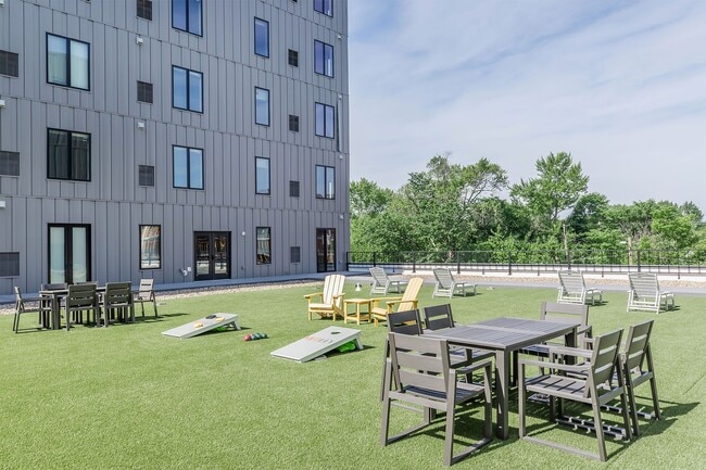 Building Photo - Medley