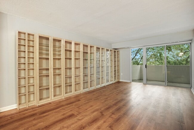 Building Photo - Water, Gas, Electric Utilities included in rent! Available Now! 1 Bed / 1 Bath Condo in the heart...